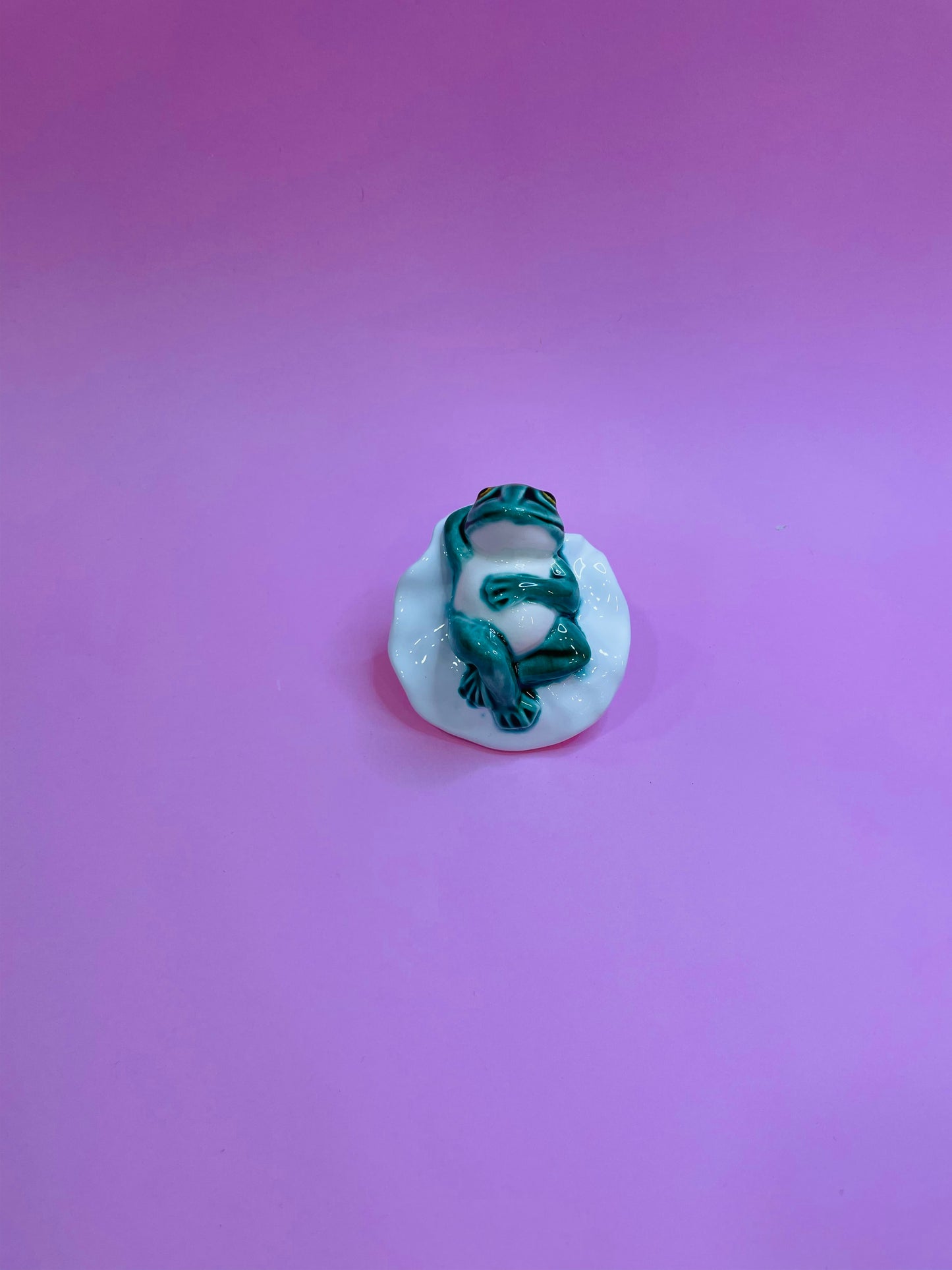 Figura Ranita René, en Cerámica