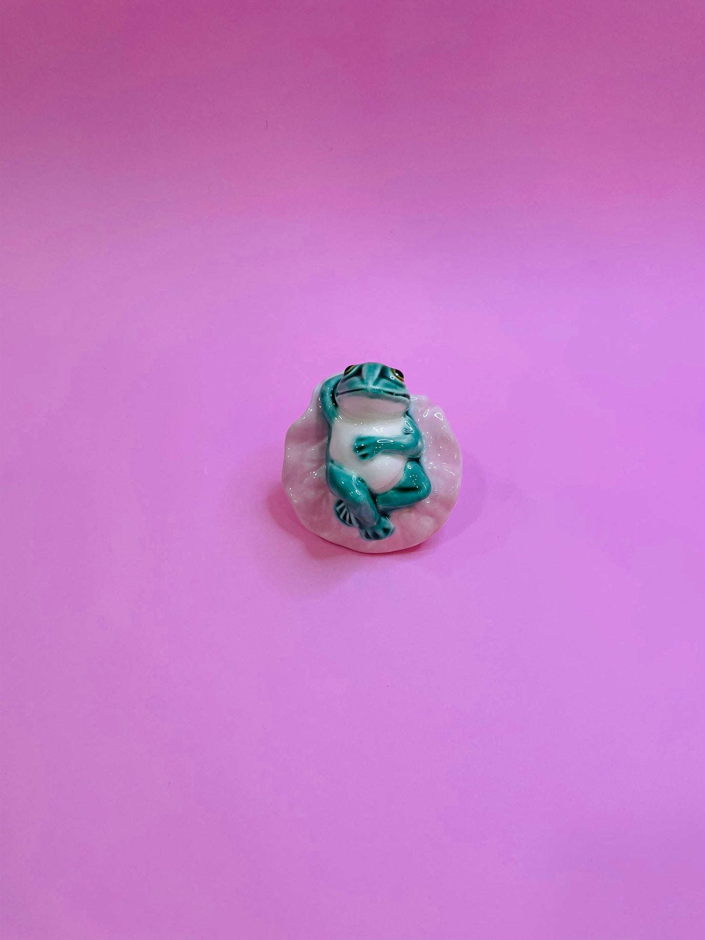 Figura Ranita René, en Cerámica