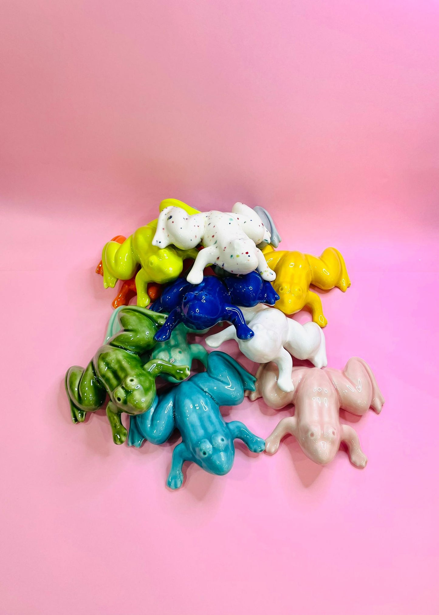 Figura de Rana Tropical en Cerámica