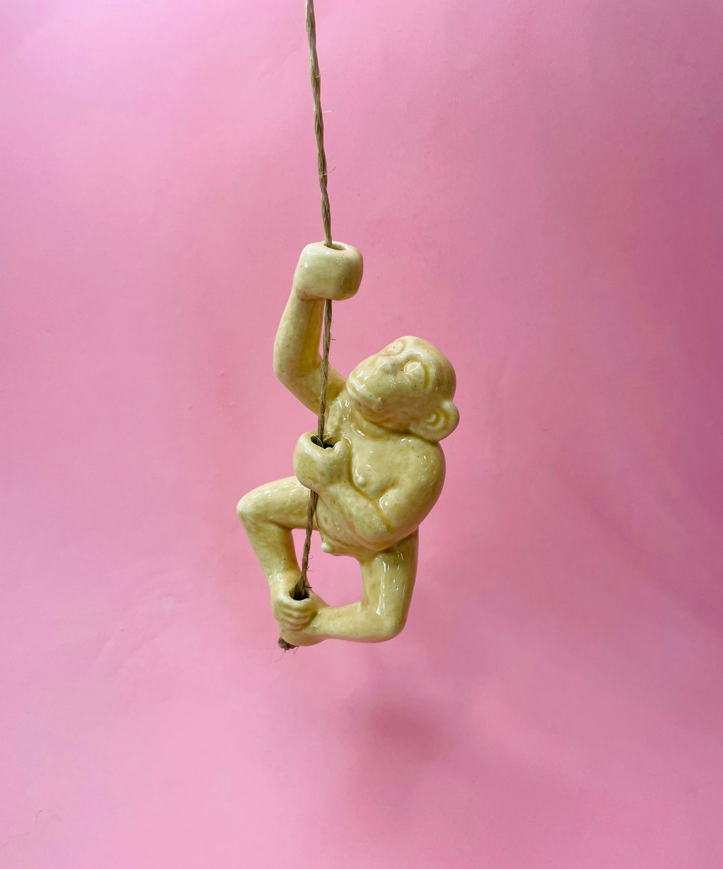 Figura Mono Decorativo en Cerámica